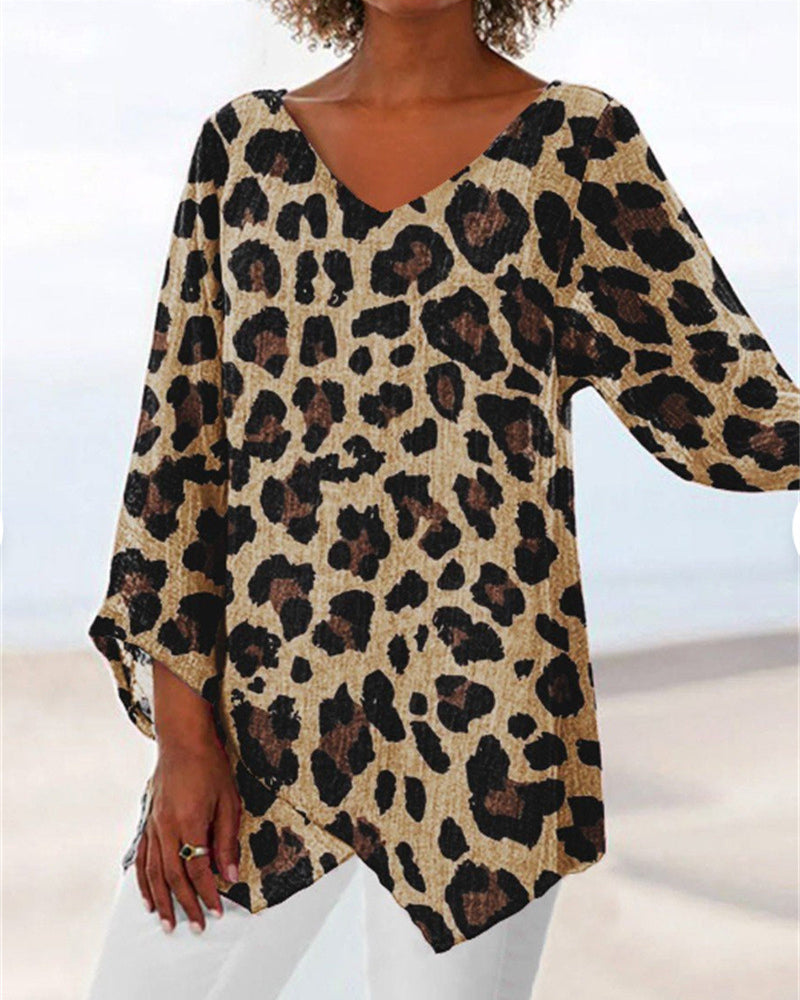 V-neck shirt with nine-point printed sleeves