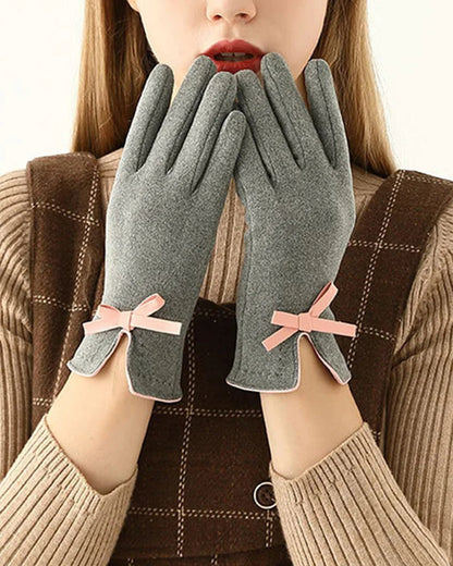 Warm gloves with bow tie and slit