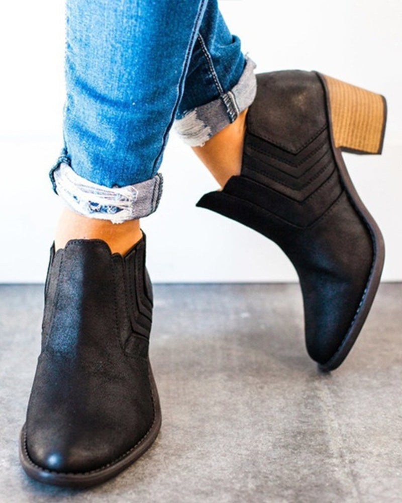 Pointed ankle boots with medium heel
