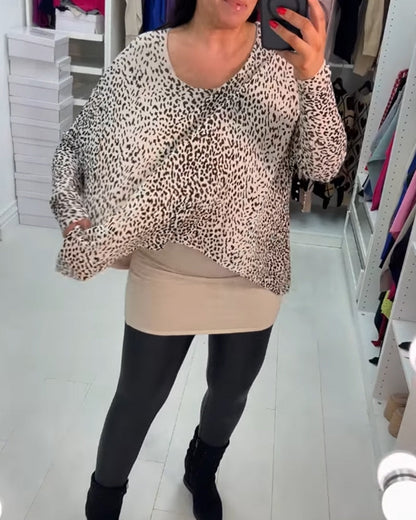 Long-sleeved shirt with a crew neck and a leopard print