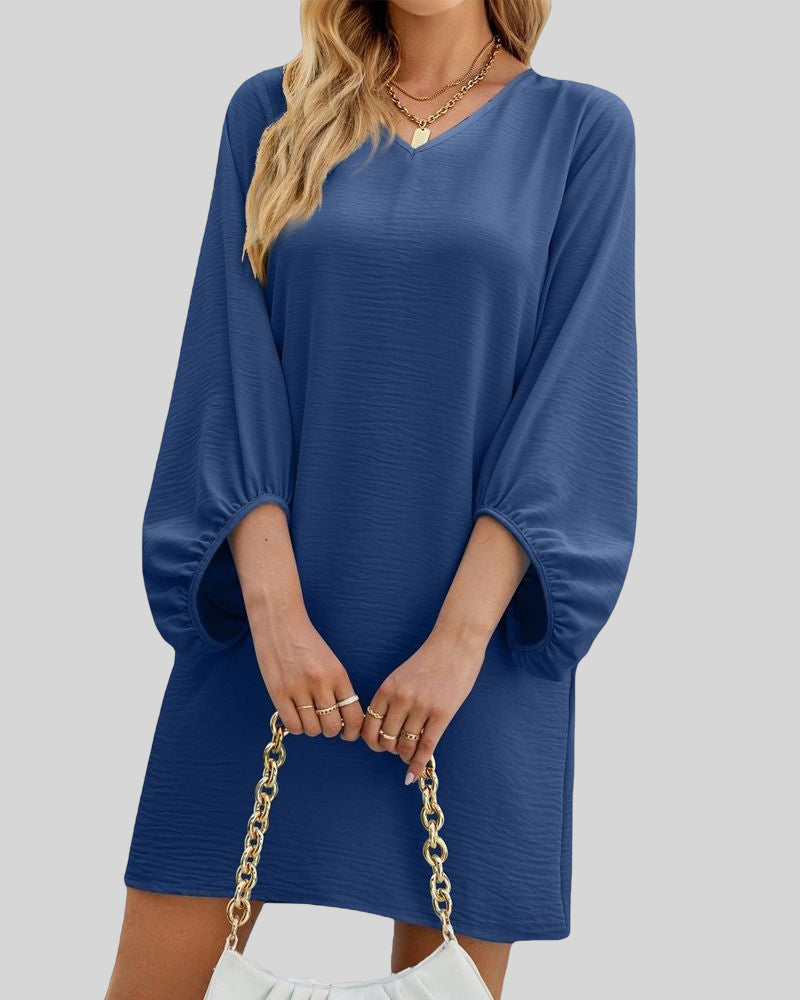 Solid dress with puff sleeves and V-neck