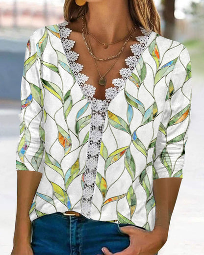 Printed top with V-neck and 3/4 sleeves made of lace