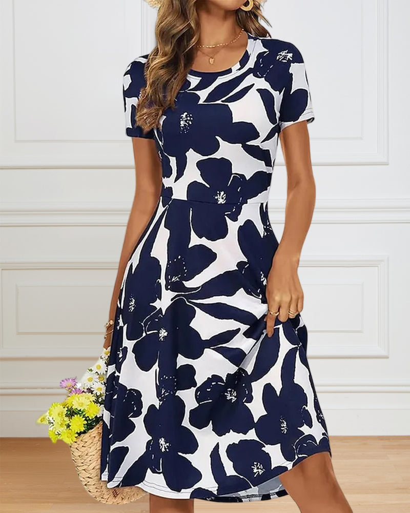 Short-sleeved dress with a round neckline and a print