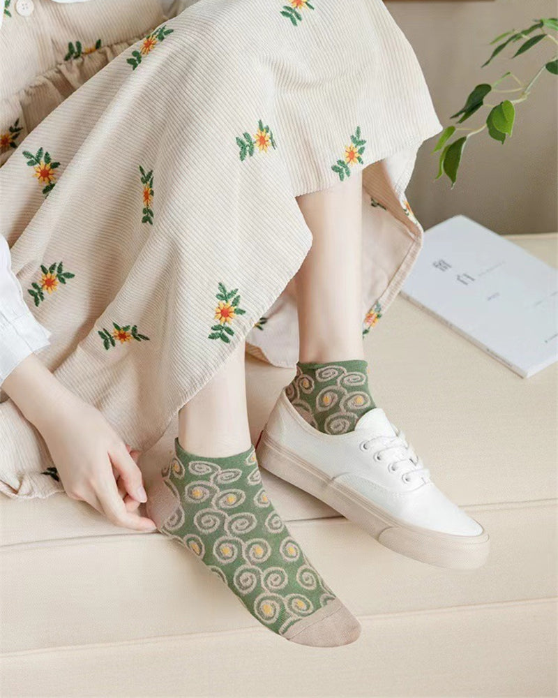 Women's cotton socks with embossed floral pattern 