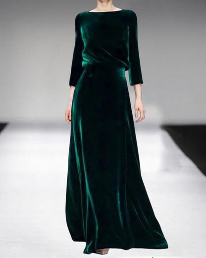 Long dress with 3/4 sleeves and a round neckline