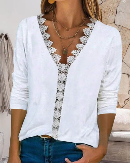 Printed top with V-neck and 3/4 sleeves made of lace