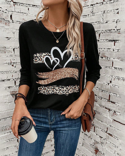 Casual top with a round neckline and a love print