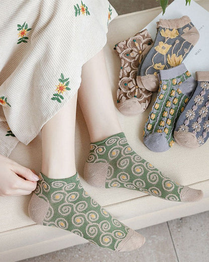Women's cotton socks with embossed floral pattern 