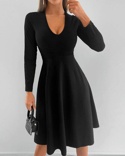 Elegant dress with a V-neck and long sleeves
