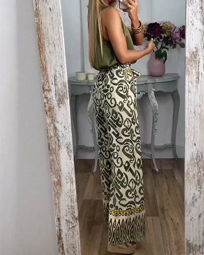 Wide-leg trousers with a trendy print