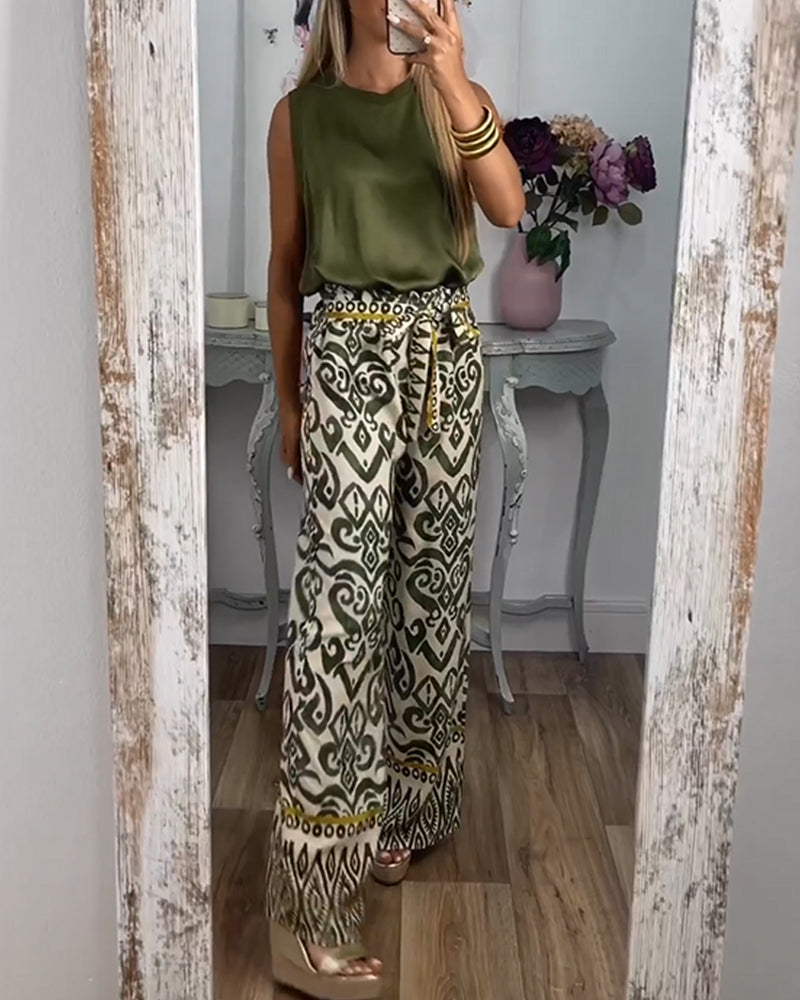 Wide-leg trousers with a trendy print